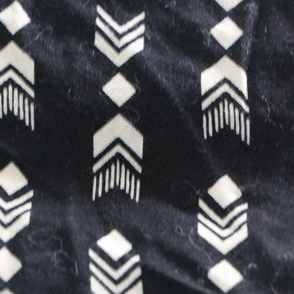 Forever 21 Black and White Arrow Print Crop Spaghetti Strap Tank Top - Picture 3 of 5